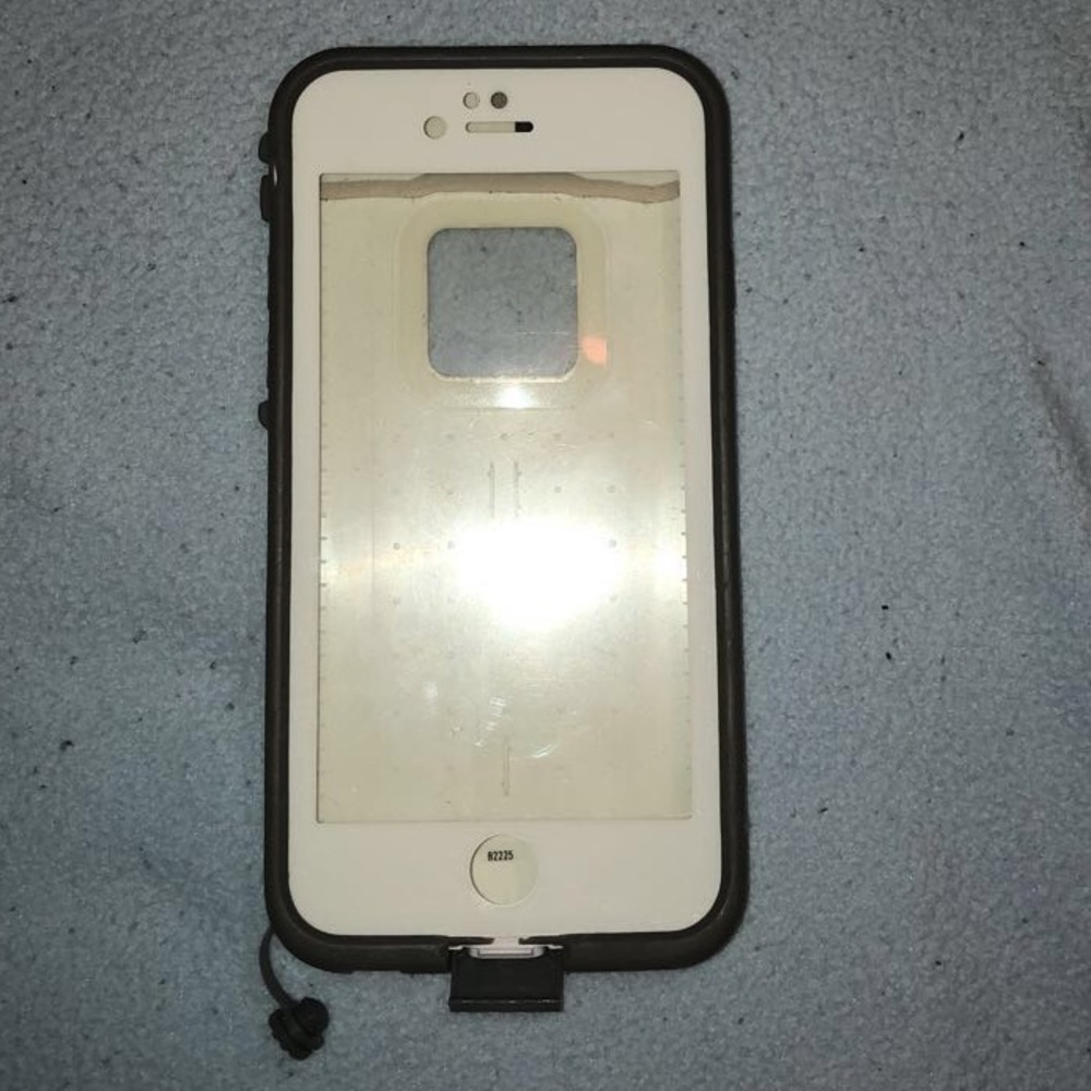 White life proof case for iPhone 6/6s
